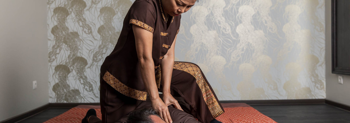 Tailandietiškas tradicinis masažas atliekamas ant tatamio